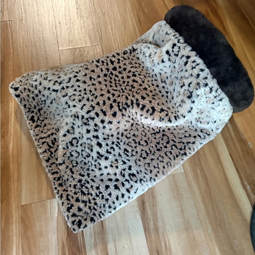 🎉Host Pick🎉 Plush Faux Fur Pet Hideaway Bed/Tunnel - Leopard Print